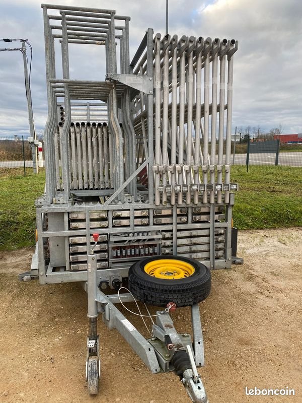 Échafaudage sur remorque